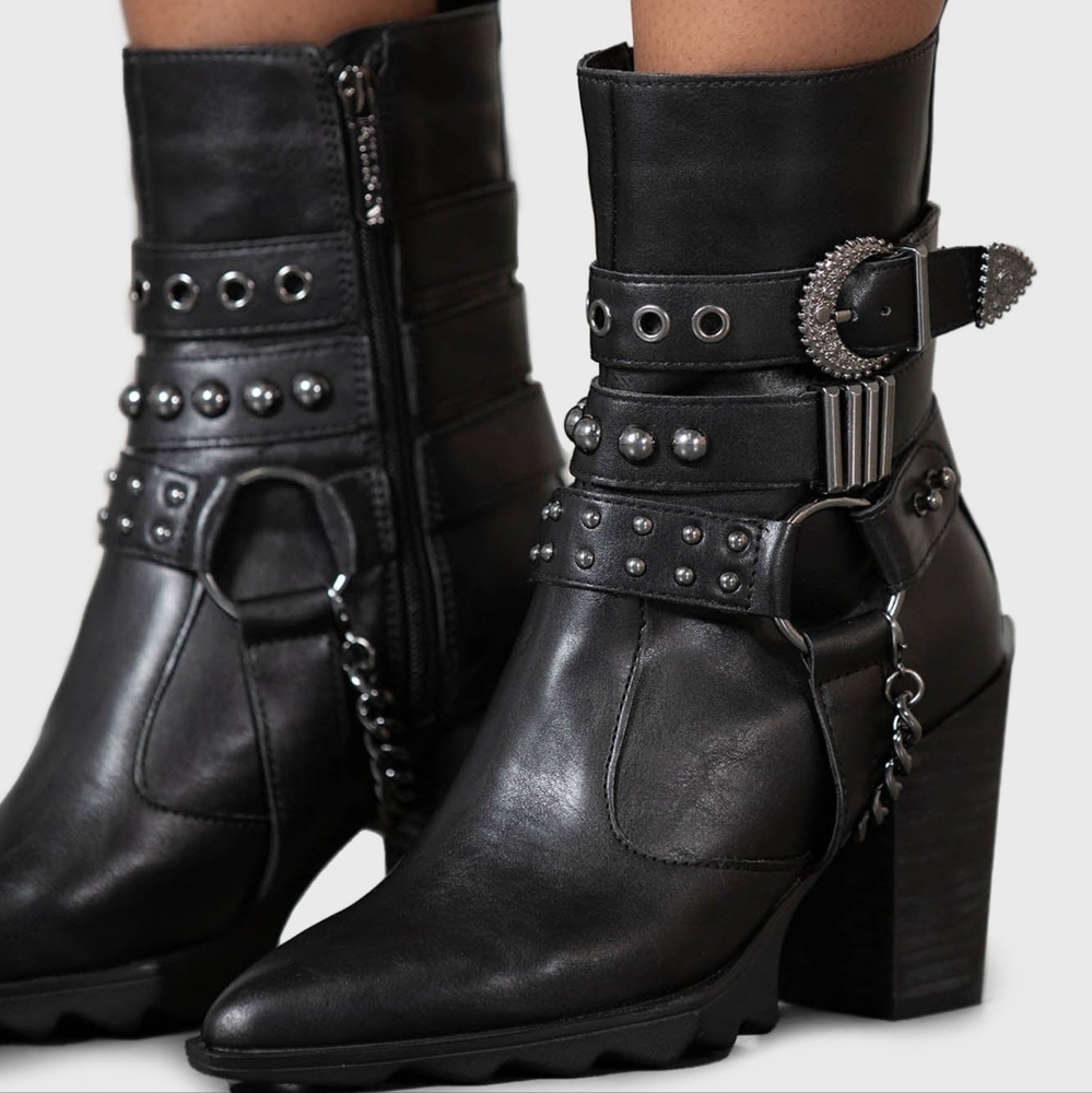 NWOT Sold Out Onyx Boots